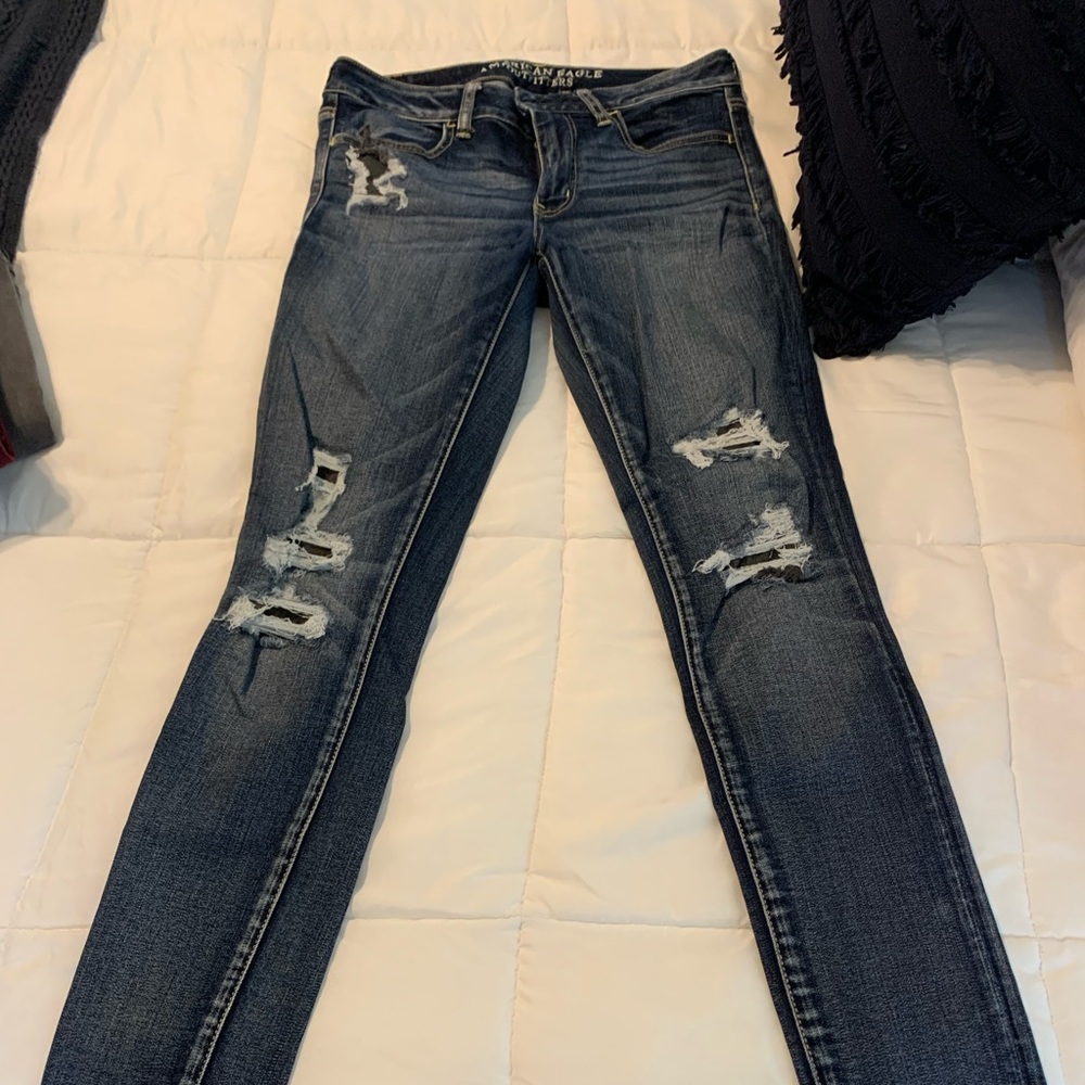 American Eagle distressed, skinny jeans. Size 6.